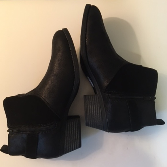 Nearly new Sketchers memory foam ankle boots with suede and buckle detail - Picture 10 of 11